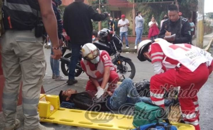 AUTO EMBISTE A MOTOCICLISTA