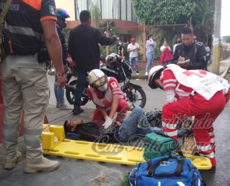 AUTO EMBISTE A MOTOCICLISTA