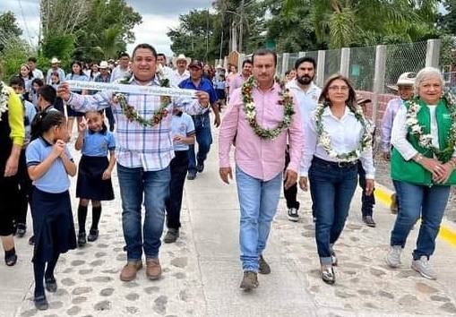 INAUGURAN PAVIMENTACIÓN EN PASO DEL MACHO
