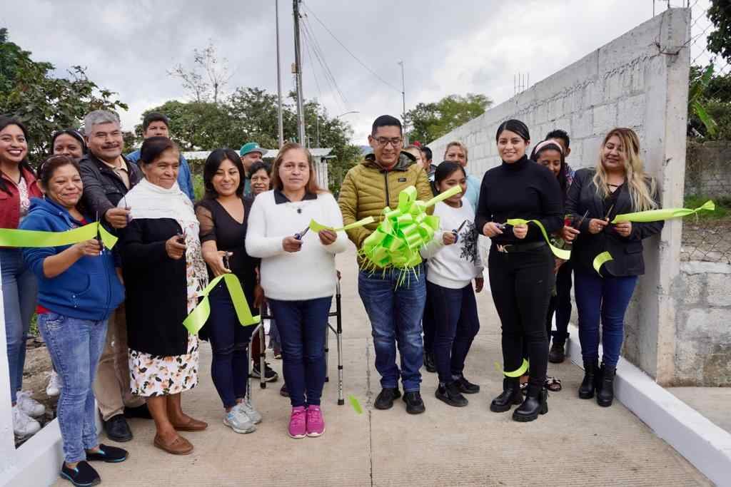 ERNESTO RUÍZ INAUGURA OBRA DE PAVIMENTACIÓN