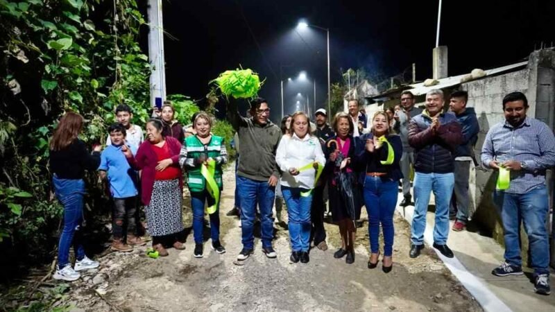 ENTREGA ALCALDE PAVIMENTACIÓN EN XONOTZINTLA