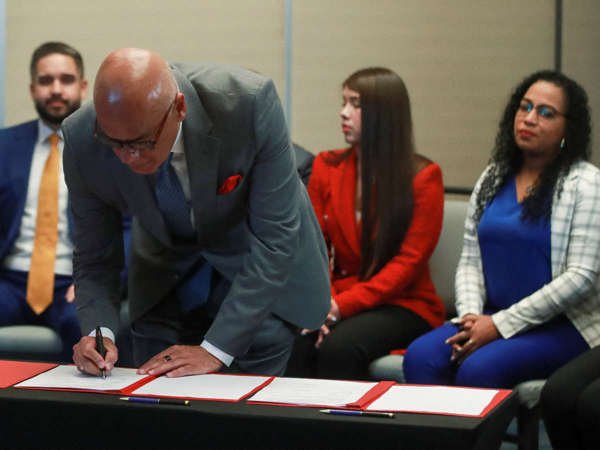 GOBIERNO DE VENEZUELA Y LA OPOSICIÓN FIRMAN ACUERDO DE CREAR UN FONDO DE AYUDA SOCIAL