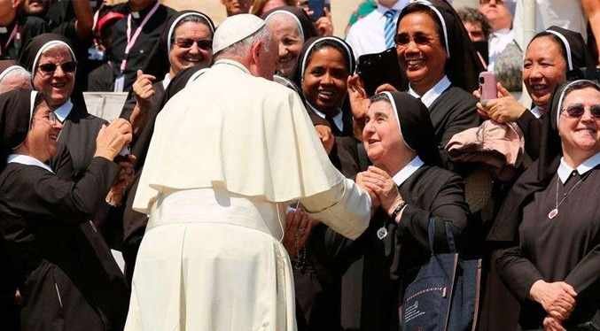 PAPA FRANCISCO DESCARTA ORDENACIÓN DE MUJERES COMO SACERDOTES