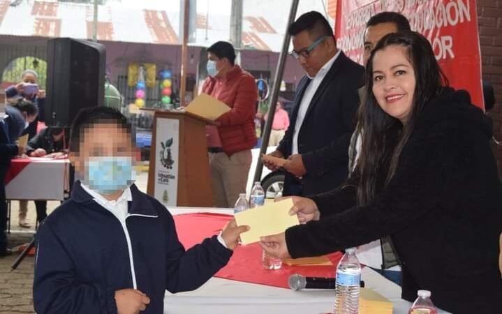 OTORGAN ESTÍMULOS ECONÓMICOS EN IXHUATLÁN