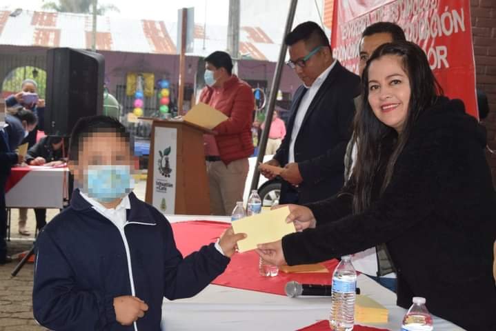 OTORGAN ESTÍMULOS ECONÓMICOS EN IXHUATLÁN