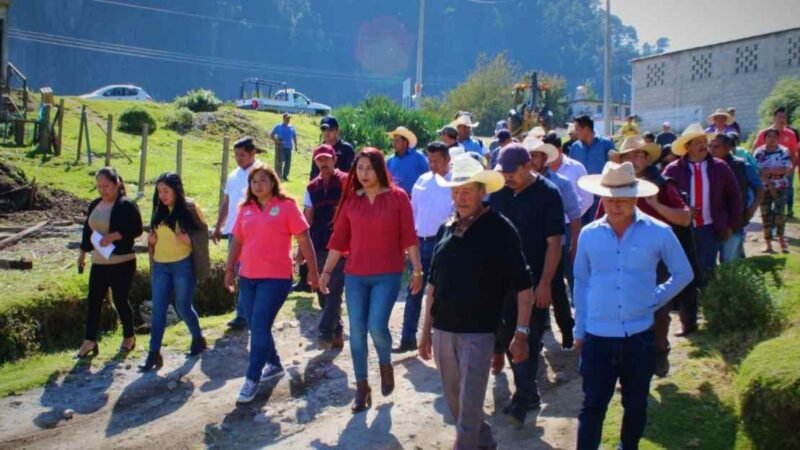 GUADALUPE ROSAS DA BANDERAZOS DE OBRA EN 3 DE MAYO Y TLACOTIOPA