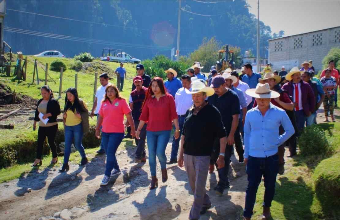 GUADALUPE ROSAS DA BANDERAZOS DE OBRA EN 3 DE MAYO Y TLACOTIOPA