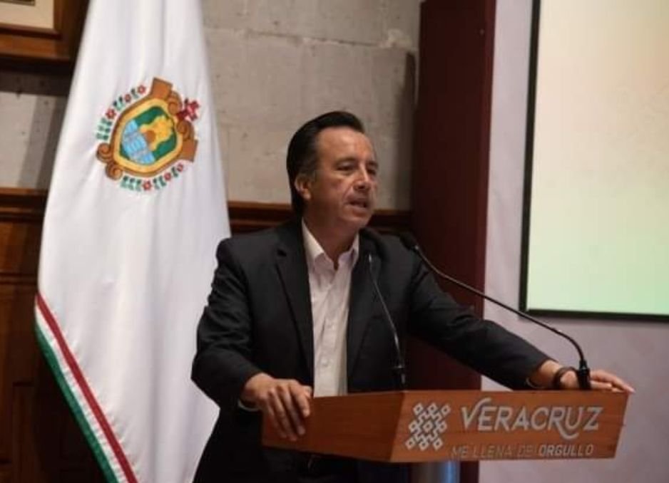 IRRUMPEN EN CASA DE FUNCIONARIO Y GOBERNADOR DICE QUE TIENE VÍNCULOS CON CRIMEN ORGANIZADO