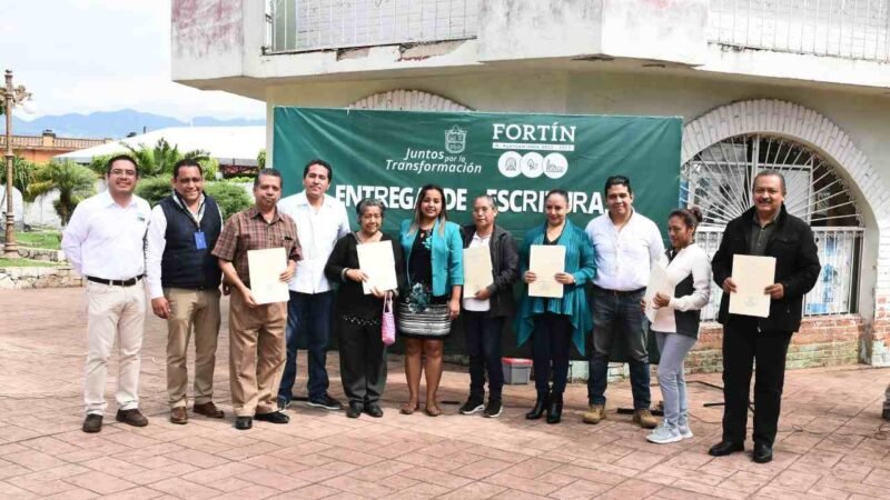 ENTREGAN ESCRITURAS EN MONTE BLANCO