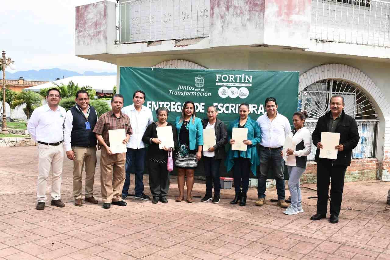 ENTREGAN ESCRITURAS EN MONTE BLANCO