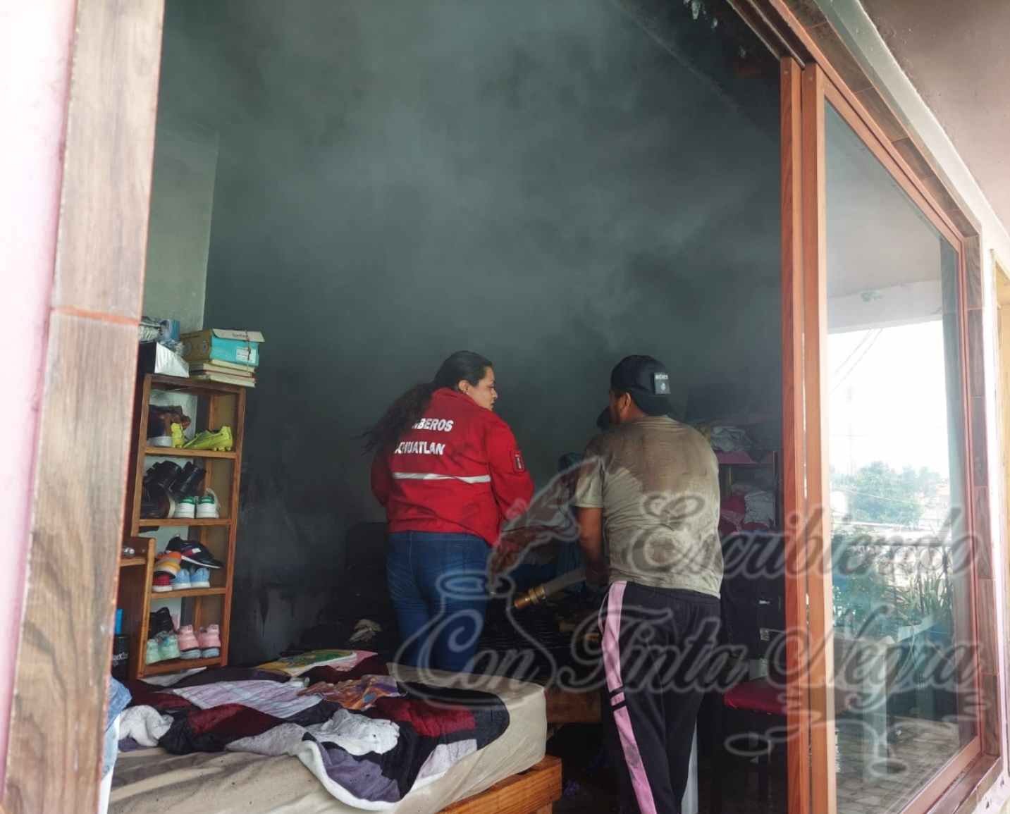 SE INCENDIA VIVIENDA EN IXHUATLÁN