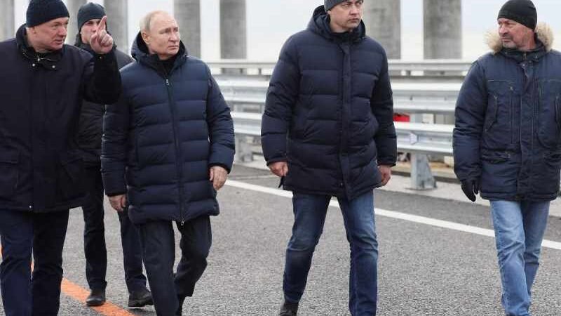 PUTIN RECORRE PUENTE DE CRIMEA PARCIALMENTE DESTRUIDO