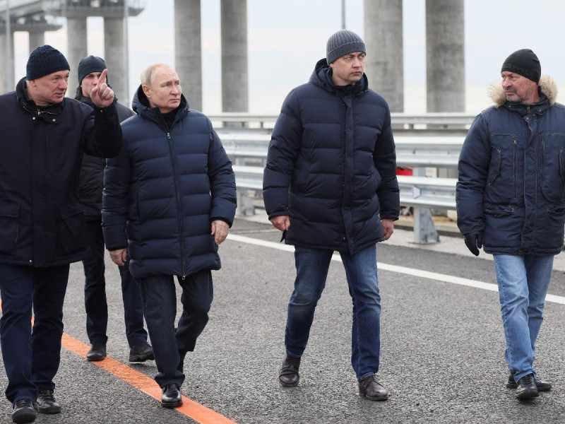 PUTIN RECORRE PUENTE DE CRIMEA PARCIALMENTE DESTRUIDO