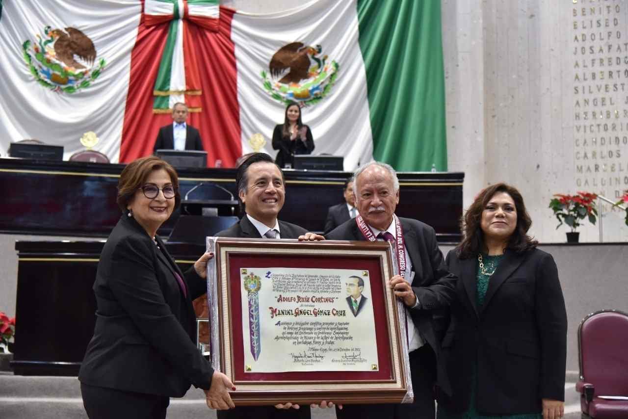 MANUEL GÓMEZ GANADOR DE MEDALLA ADOLFO RUIZ CORTINES 2022