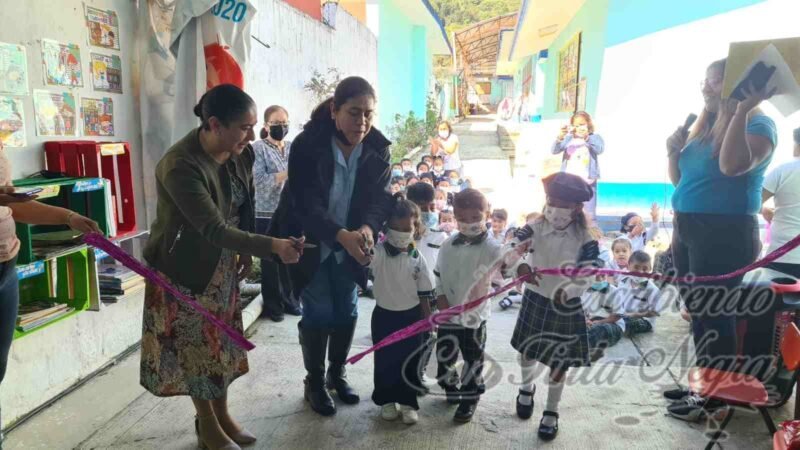 INAUGURAN BIBLIOTECA EN KINDER DE CHOCAMÁN