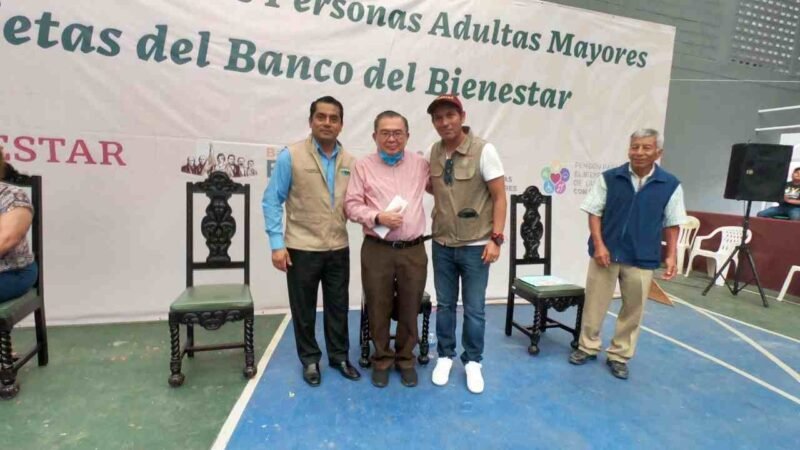 GERARDO ROSALES Y DELEGADO DE BIENESTAR ENTREGAN TARJETAS DEL BANCO DE BIENESTAR