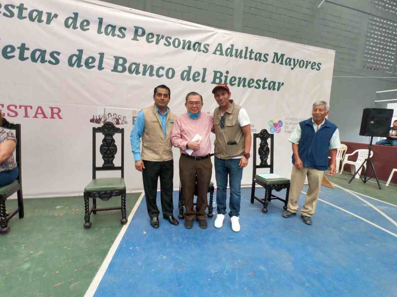 GERARDO ROSALES Y DELEGADO DE BIENESTAR ENTREGAN TARJETAS DEL BANCO DE BIENESTAR