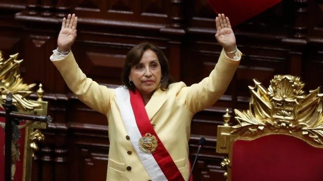 DINA BOLUARTE JURA COMO LA PRIMERA MUJER PRESIDENTA DE PERÚ TRAS REMOCIÓN DE CASTILLO