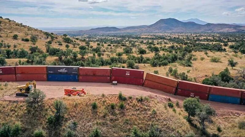 GOBERNADOR DE ARIZONA SE APRESURA A TERMINAR MURO DE CONTENEDORES EN FRONTERA