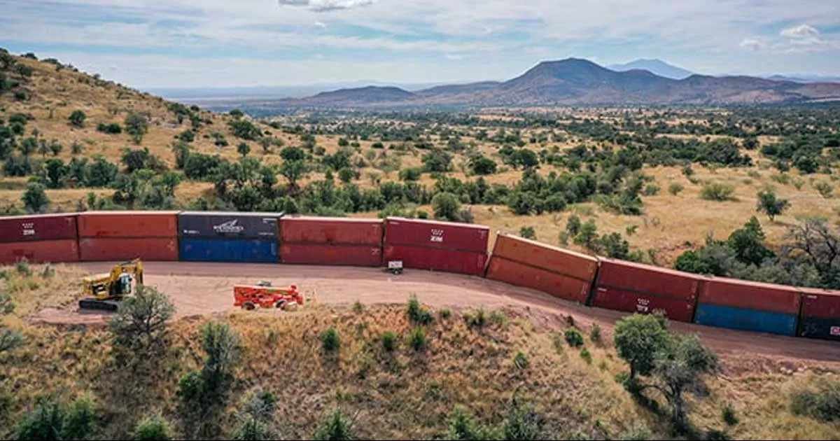 GOBERNADOR DE ARIZONA SE APRESURA A TERMINAR MURO DE CONTENEDORES EN FRONTERA