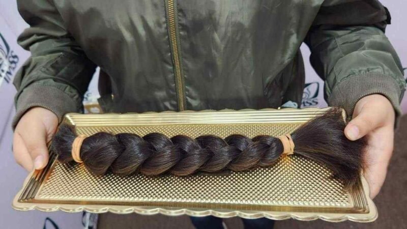 ESTUDIANTE DE YANGA PONE EL EJEMPLO Y DONA CABELLO PARA PELUCA ONCOLÓGICA