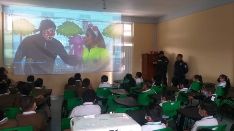 ORIENTAN A ESTUDIANTES PARA QUE NO SEAN VÍCTIMA DE UN DELITO