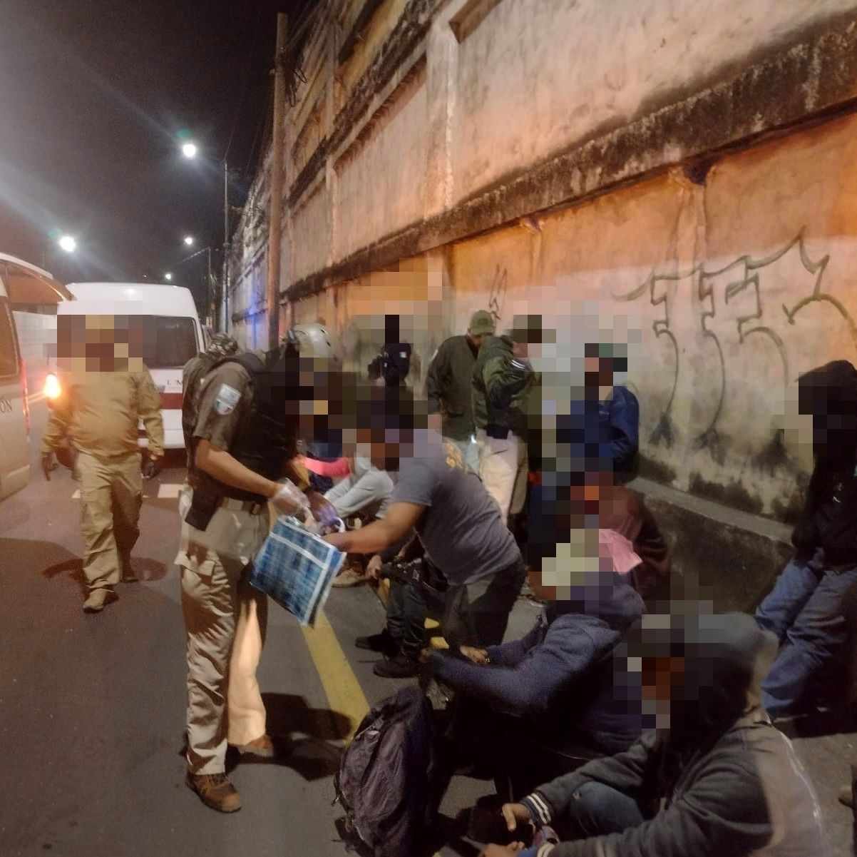 INTERVIENEN A 102 INDOCUMENTADOS, INCLUIDOS RUSOS