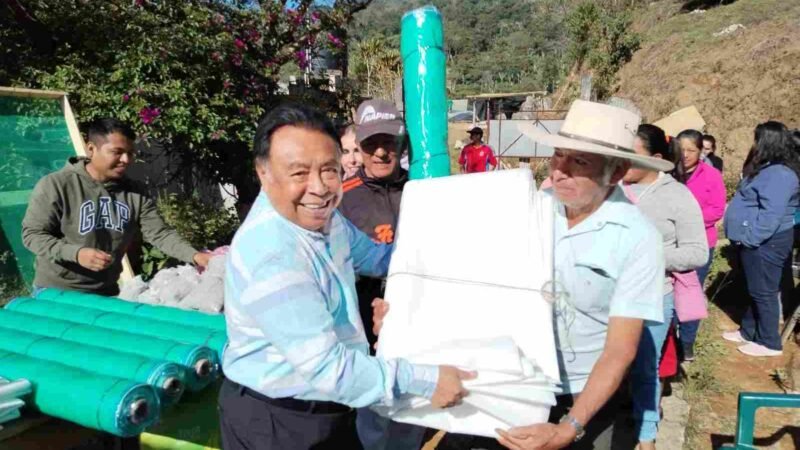 ENTREGA JUAN MARTÍNEZ MATERIAL Y SEMILLAS DE FRIJOL Y MAÍZ PARA “ESCUELAS DE CAMPO”