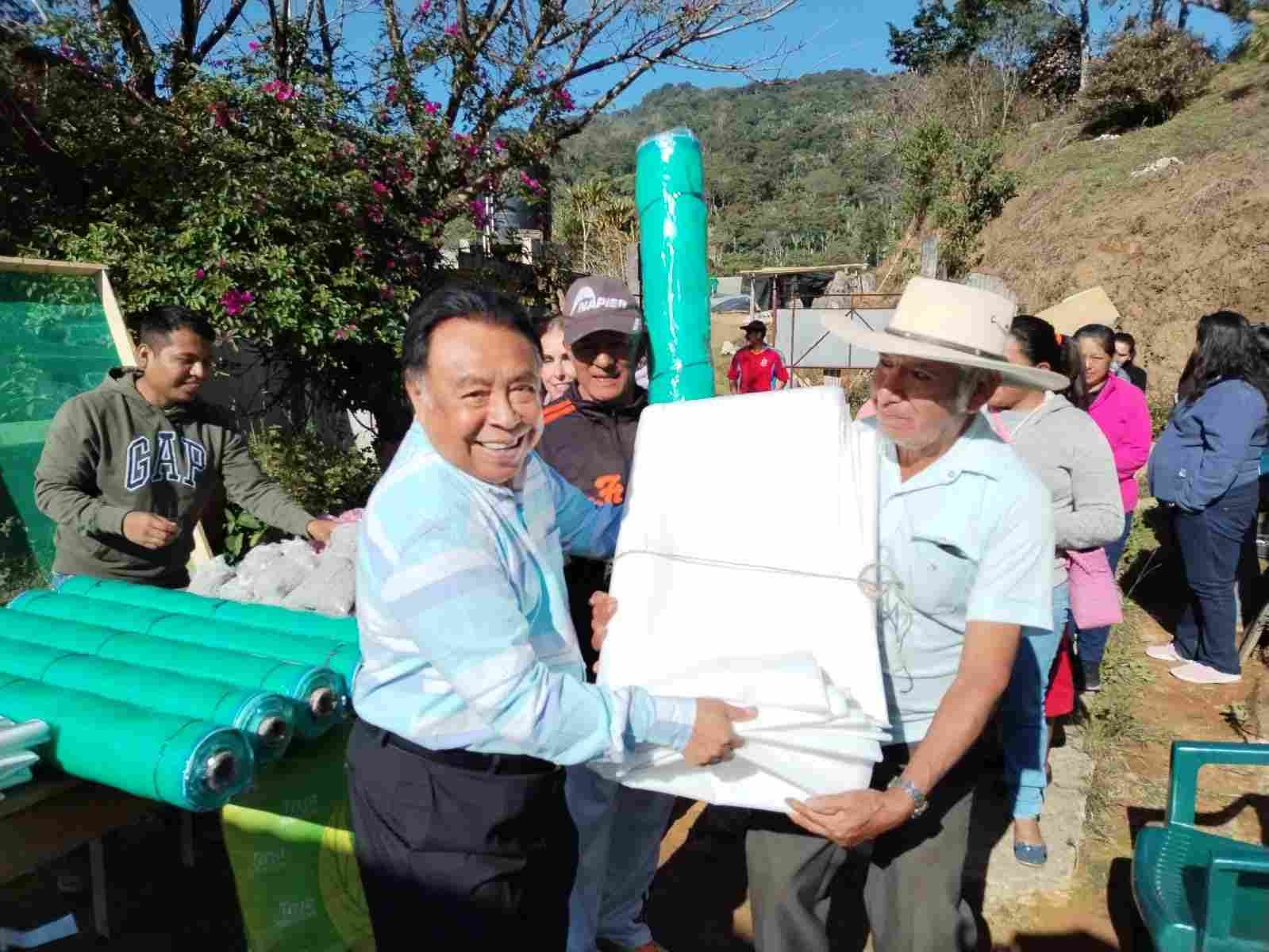 ENTREGA JUAN MARTÍNEZ MATERIAL Y SEMILLAS DE FRIJOL Y MAÍZ PARA “ESCUELAS DE CAMPO”