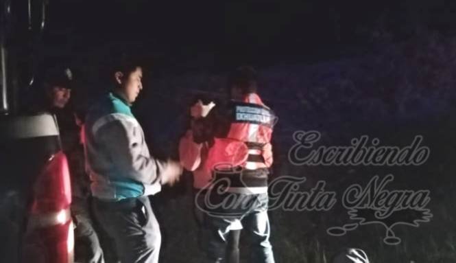 PAREJA SE SALE DE LA CARRETERA