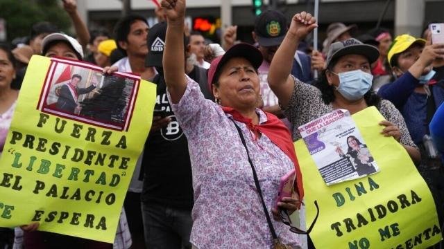 PROPONEN ADELANTAR ELECCIONES EN PERÚ ANTE PROTESTAS