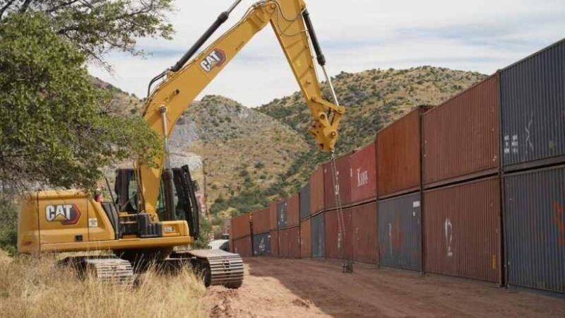 ARIZONA LEVANTA MURO DE CONTENEDORES CONTRA MIGRANTES
