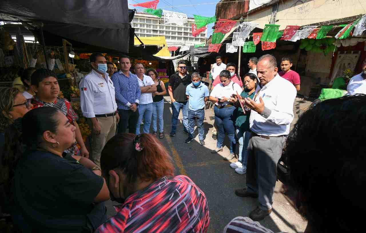 ACUERDAN LIBERAR ESPACIOS EN MERCADO PARA PERMITIR INGRESO DE GRUPOS DE AUXILIO