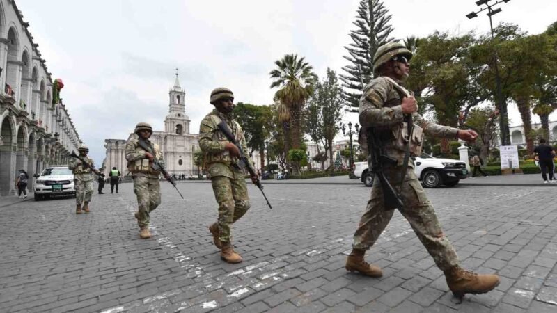CASTILLO ACUSA A ESTADOS UNIDOS DE “DAR LA ORDEN” A BOLUARTE DE SACAR LAS TROPAS A LAS CALLES DE PERÚ
