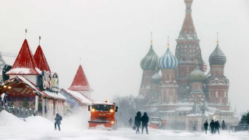 MOSCÚ QUEDA SEPULTADA POR LA MAYOR NEVADA DEL SIGLO XXI
