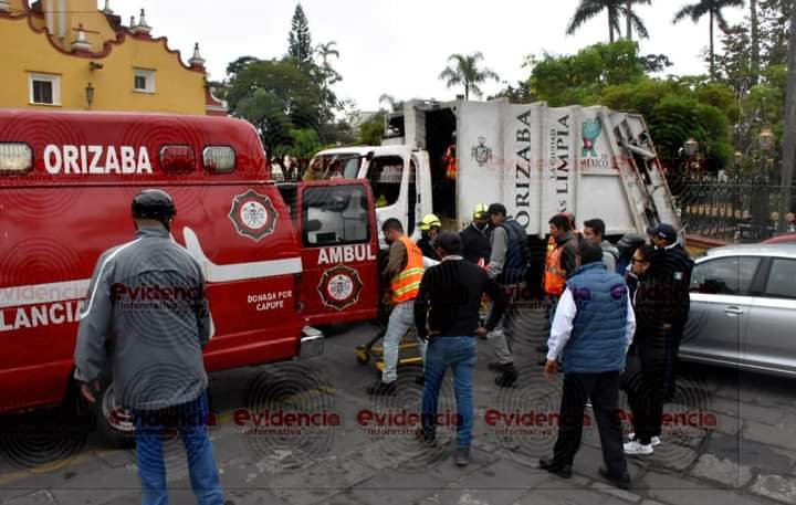 EMPLEADO DE LIMPIA PÚBLICA CAE A CAMIÓN COMPACTADOR