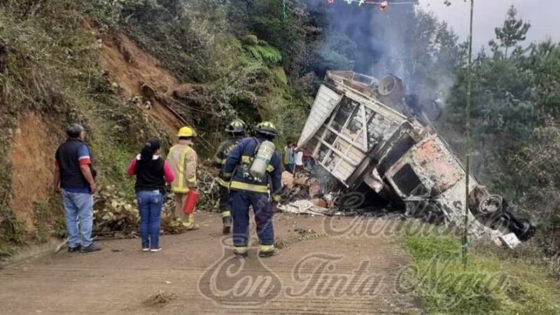 VUELCA CAMIONETA Y SE INCENDIA