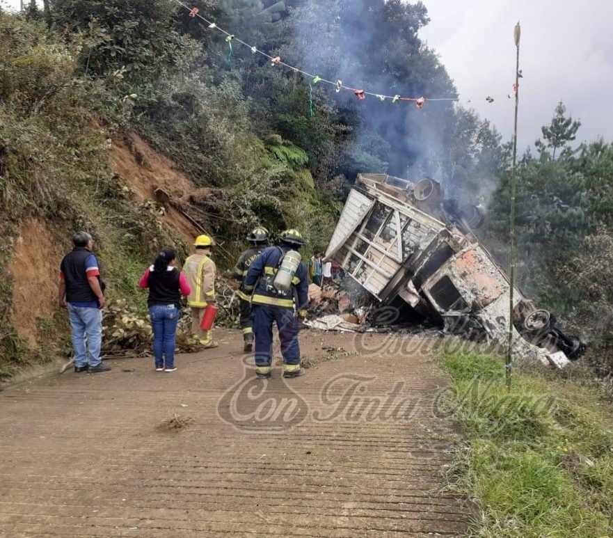 VUELCA CAMIONETA Y SE INCENDIA