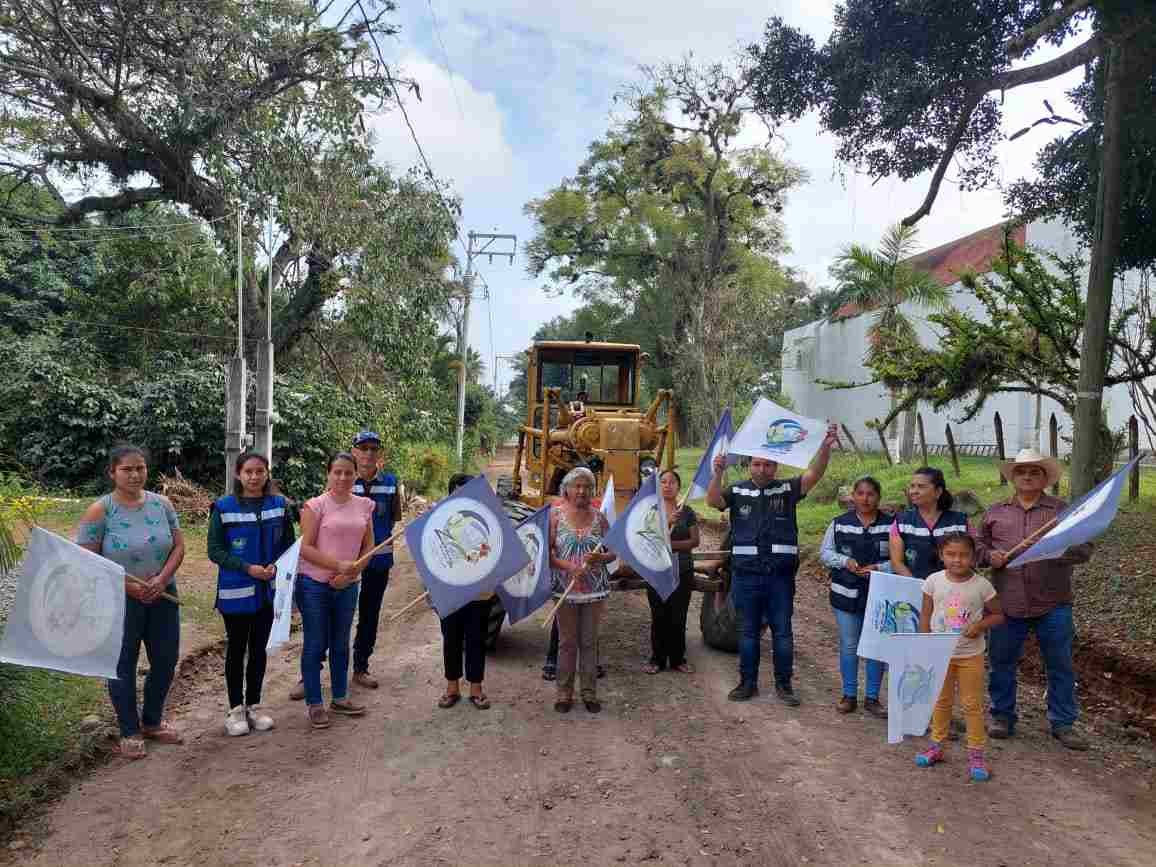 DAN BANDERAZO DE PAVIMENTACIÓN EN ZENTLA