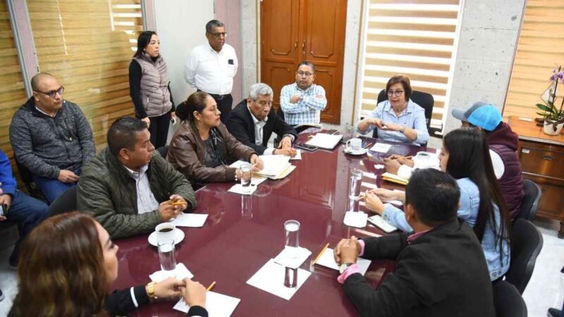 ATIENDE PRESIDENTA DEL CONGRESO A EDILES DE CAZONES DE HERRERA