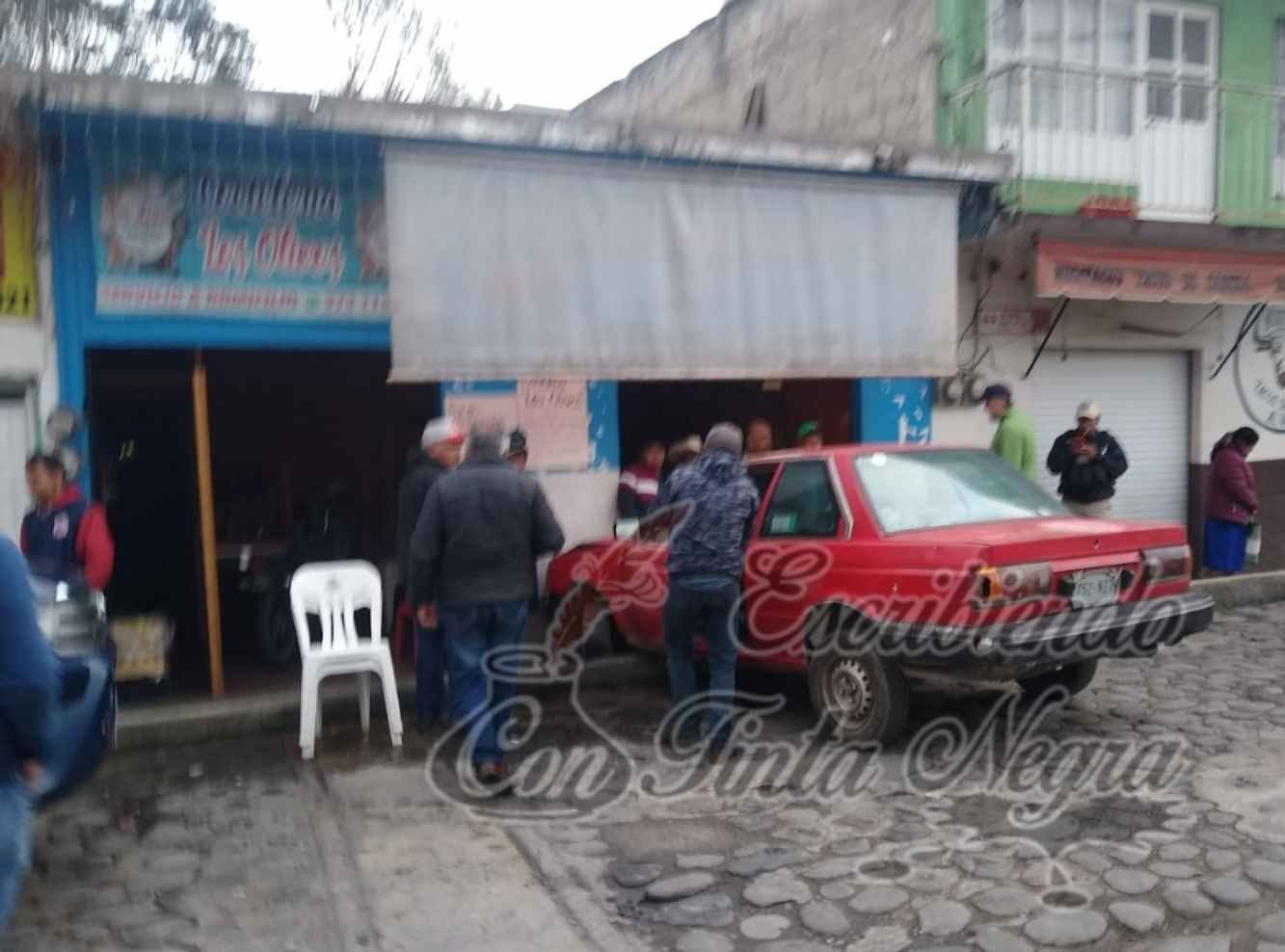AUTO CHOCA CONTRA PESCADERÍA