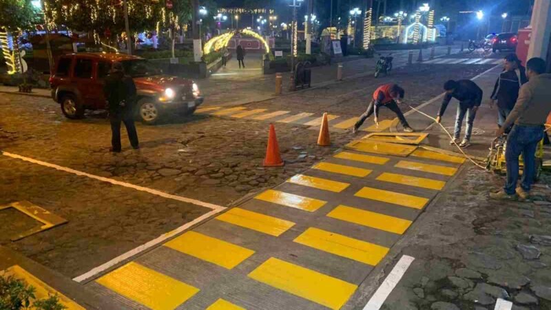 PINTAN SEÑALAMIENTOS VIALES EN COSCOMATEPEC