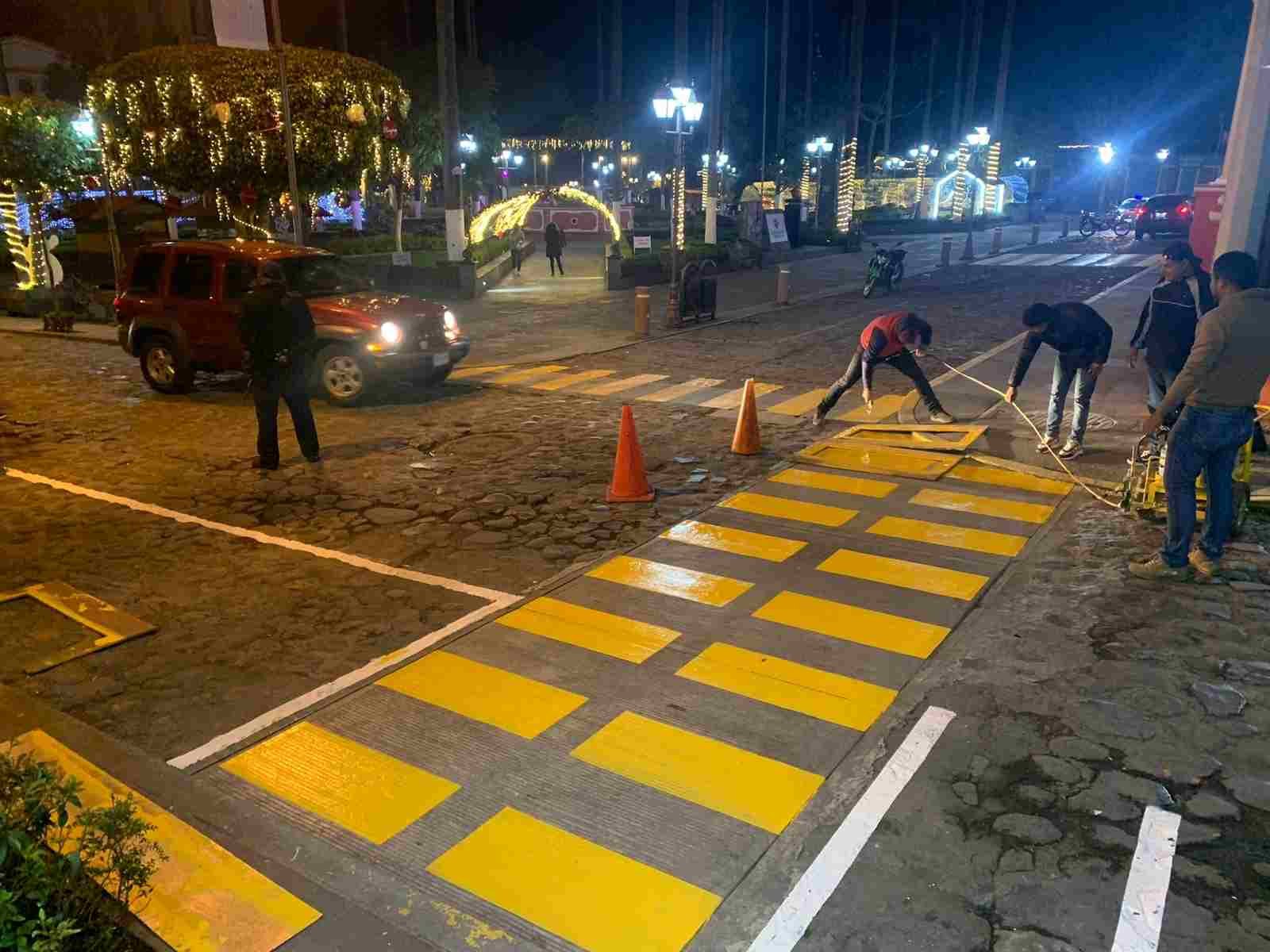 PINTAN SEÑALAMIENTOS VIALES EN COSCOMATEPEC