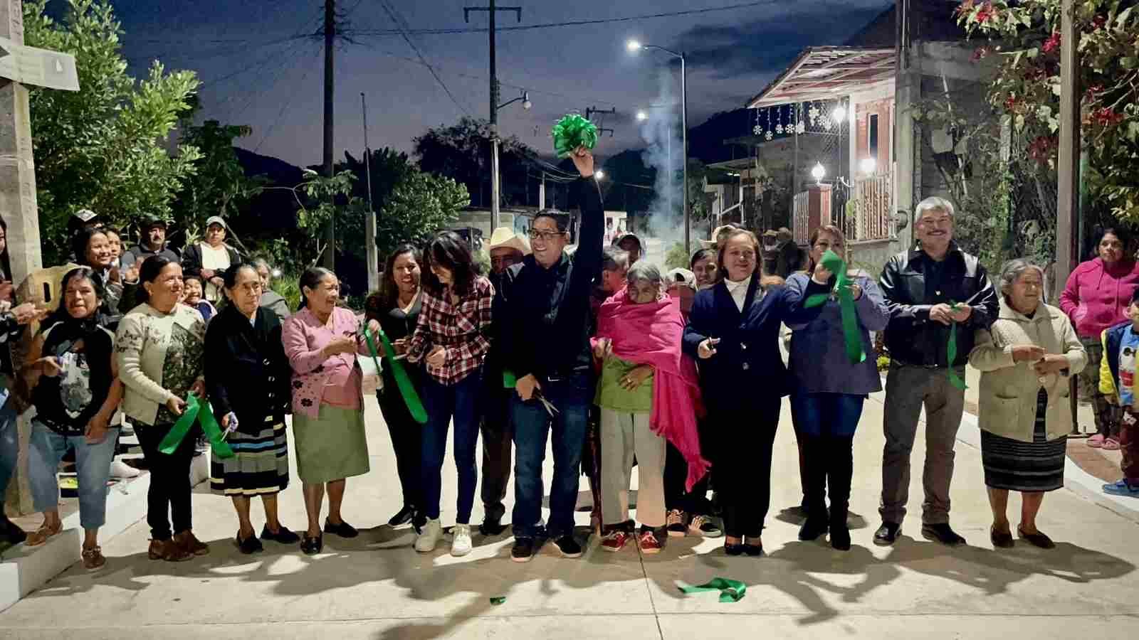 ESTRENAN CALLE Y ALUMBRADO EN LA CUCHILLA