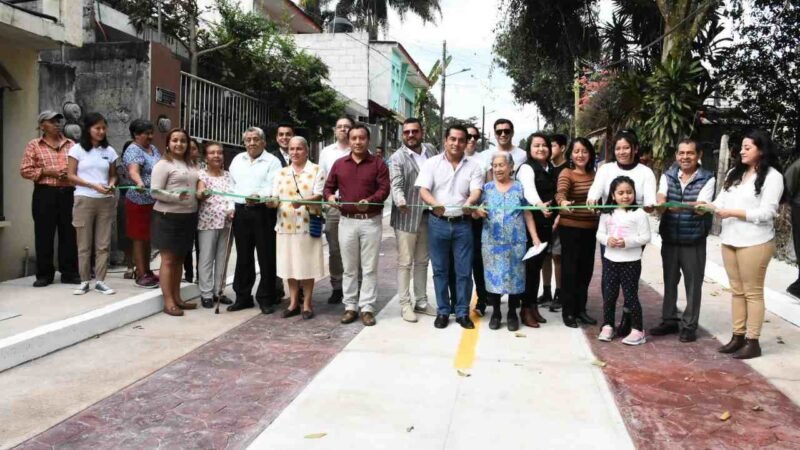 INAUGURA GERARDO ROSALES PAVIMENTACIONES