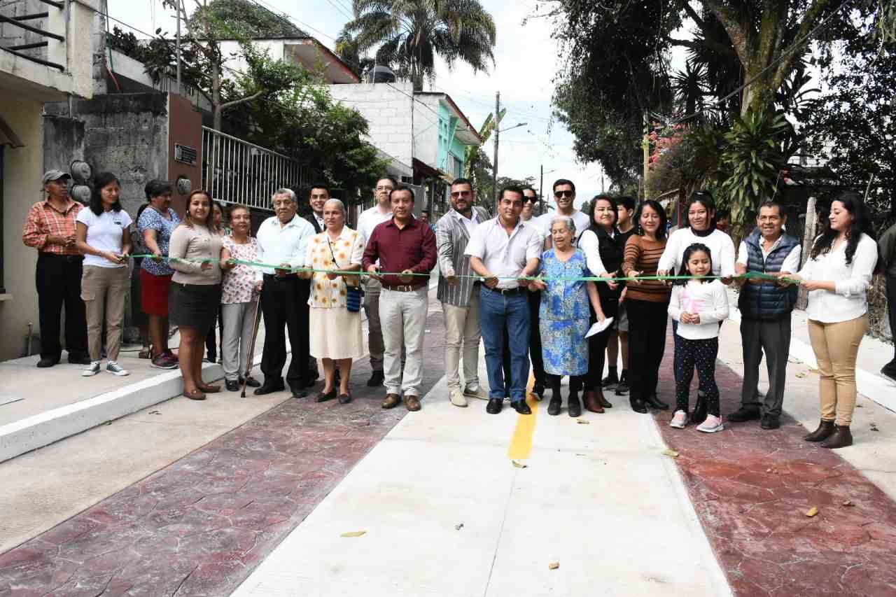 INAUGURA GERARDO ROSALES PAVIMENTACIONES