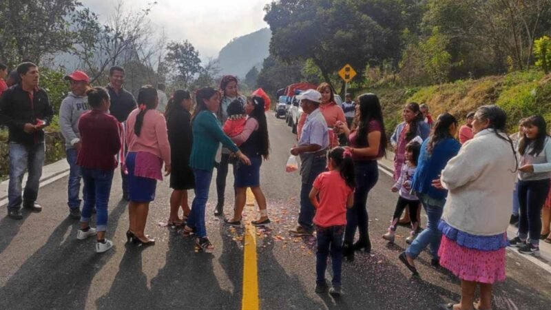 INAUGURA ALCALDESA DE CALCAHUALCO CAMINO