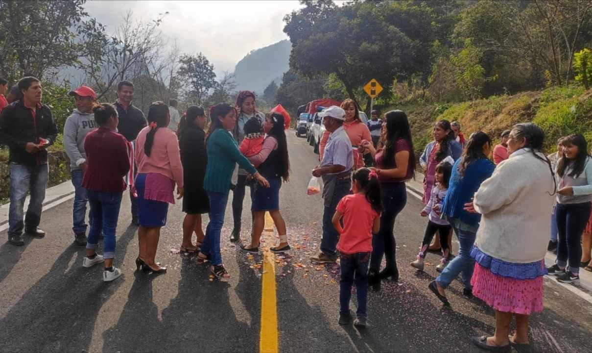 INAUGURA ALCALDESA DE CALCAHUALCO CAMINO