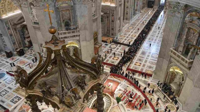 BENEDICTO XVI ES DESPEDIDO POR MILES DE FIELES EN EL VATICANO