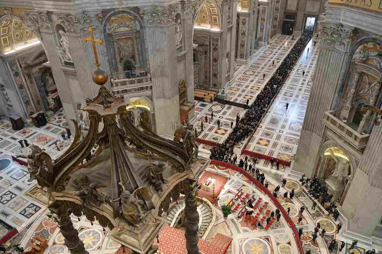 BENEDICTO XVI ES DESPEDIDO POR MILES DE FIELES EN EL VATICANO